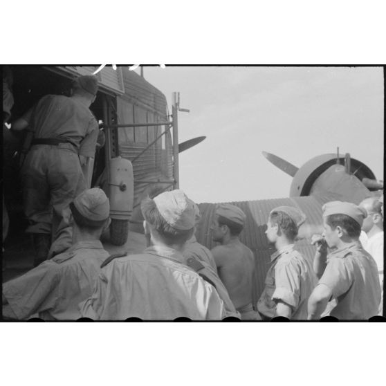 Chargement d'un side-car BMW R75 dans un avion de transport Junkers Ju-52.