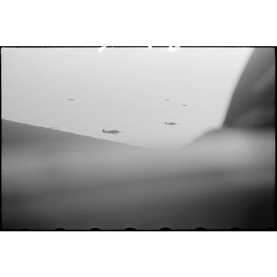 Le reporter Robert Schiffmann illustre le vol de transfert vers la Sicile à bord d'un avion de transport Junkers Ju-52.