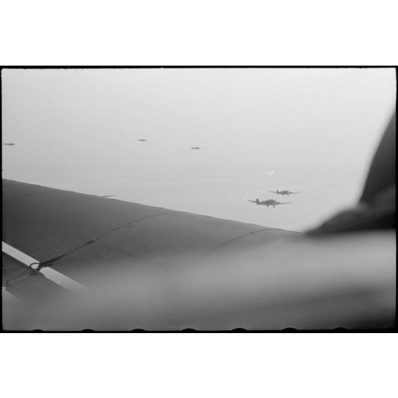 Le reporter Robert Schiffmann illustre le vol de transfert vers la Sicile à bord d'un avion de transport Junkers Ju-52.