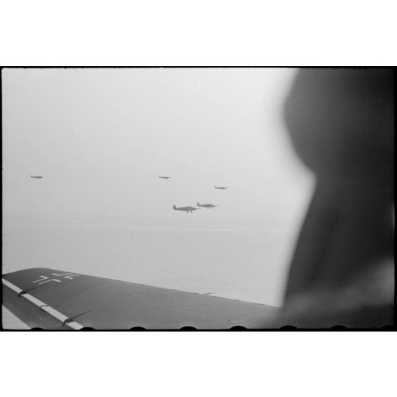 Le reporter Robert Schiffmann illustre le vol de transfert vers la Sicile à bord d'un avion de transport Junkers Ju-52.