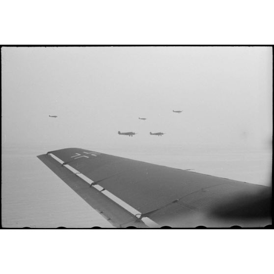 Le reporter Robert Schiffmann illustre le vol de transfert vers la Sicile à bord d'un avion de transport Junkers Ju-52.