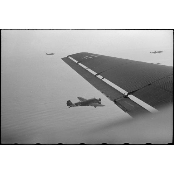 Le reporter Robert Schiffmann illustre le vol de transfert vers la Sicile à bord d'un avion de transport Junkers Ju-52.