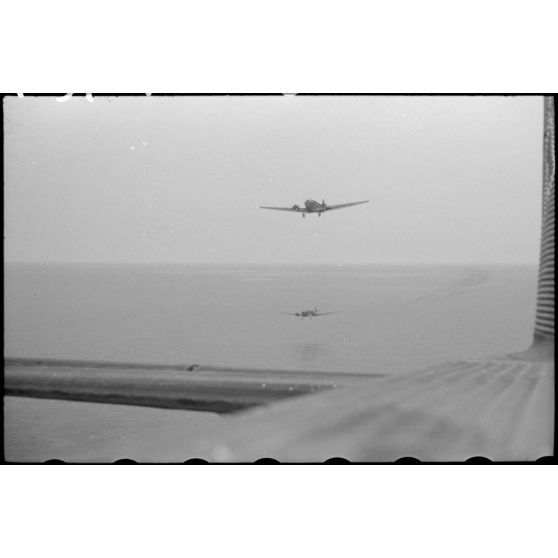 Le reporter Robert Schiffmann illustre le vol de transfert vers la Sicile à bord d'un avion de transport Junkers Ju-52.