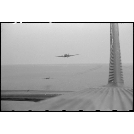 Le reporter Robert Schiffmann illustre le vol de transfert vers la Sicile à bord d'un avion de transport Junkers Ju-52.