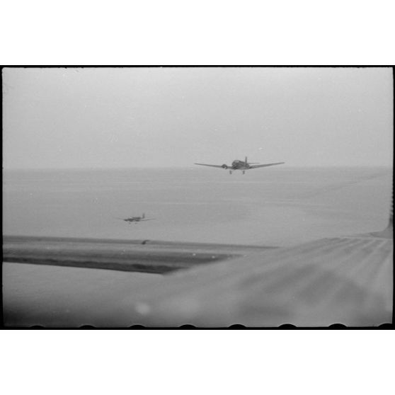 Le reporter Robert Schiffmann illustre le vol de transfert vers la Sicile à bord d'un avion de transport Junkers Ju-52.