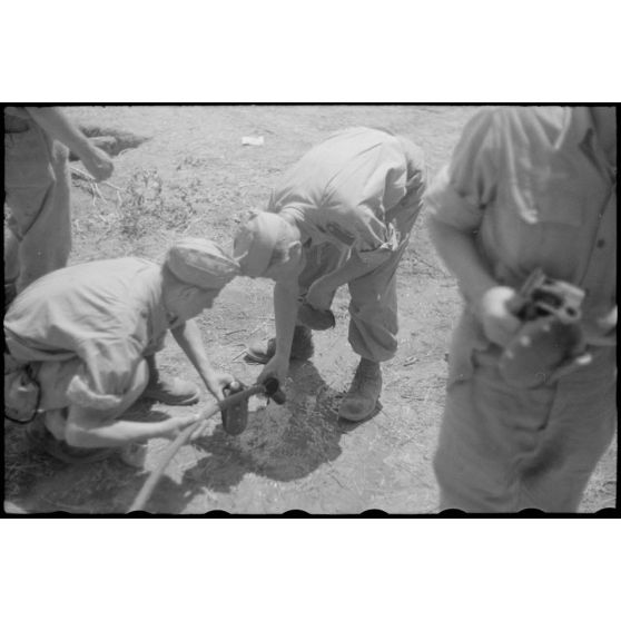 Des aviateurs allemands remplissent leur gourde.