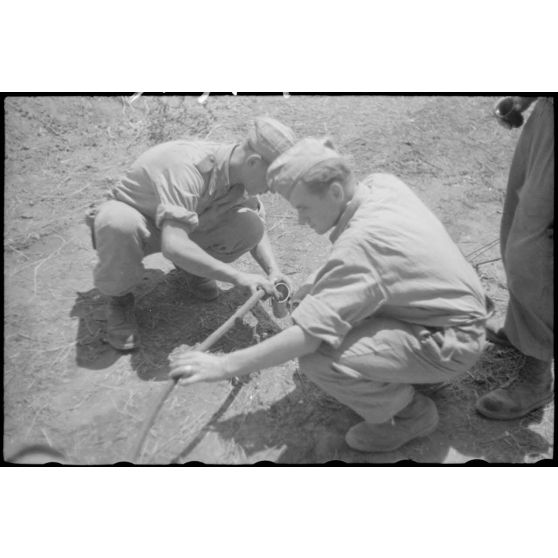 Des aviateurs allemands remplissent leur gourde.