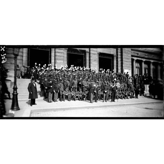 Paris. Trocadéro. Les musiciens des 3 gardes groupés devant la salle des fêtes. [légende d'origine]