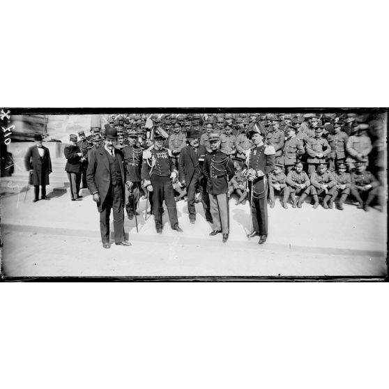 Paris. Trocadéro. Les Coldstream Guards. [légende d'origine]