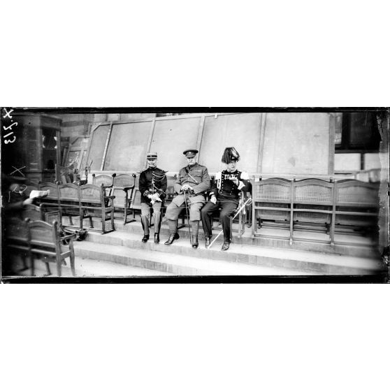 Paris. Trocadéro. Festival des 3 gardes. Les chefs de musique des 3 gardes (garde républicaine, Coldstream Guards Band britannique et carabiniers royaux italiens) [légende d'origine]
