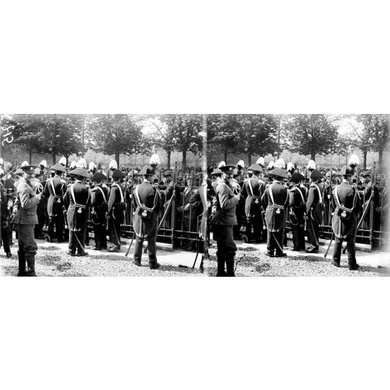 Paris. Trocadéro. Musiciens des régiments des carabiniers royaux d'Italie. [légende d'origine]