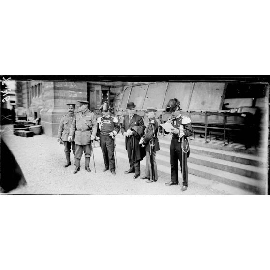 Paris. Trocadéro. Les chefs de musique des 3 gardes. M. Pares, ancien chef de la Garde républicaine et les sous-chefs de musique des gardes italienne et anglaise. [légende d'origine]