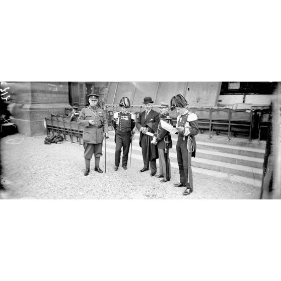 Paris. Trocadéro. Les chefs de musiques des 3 gardes. M. Pares, ancien chef de la Garde républicaine, et le sous-chef de musique italien. [légende d'origine]
