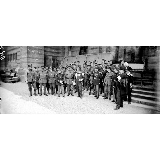 Paris. Trocadéro. Le festival des 3 gardes à la salle des fêtes. Les chefs de musique des 3 gardes et les Coldstream Guards Band. [légende d'origine]
