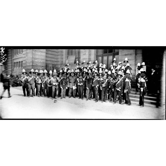 Paris. Trocadéro. Les musiciens du régiment des carabiniers royaux d'Italie. [légende d'origine]