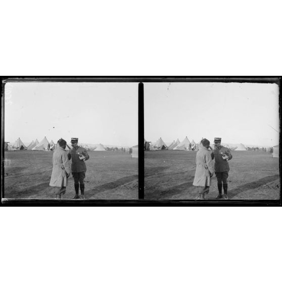 Camp de Zeitenlick. Mission parlementaire. Le Dr. Boussenot, député et médecin major, reconnait un de ses électeurs de la Réunion dans un zouave du 1e. 3e. [légende d'origine]