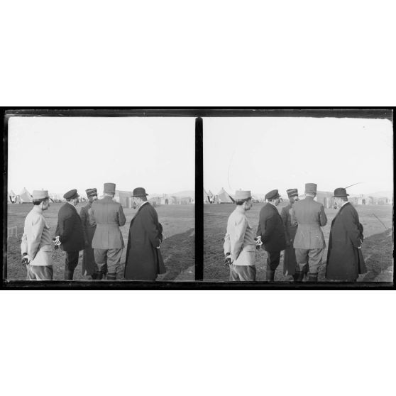 Camp de Zeitenlick. La mission parlementaire interroge un capitaine. [légende d'origine]