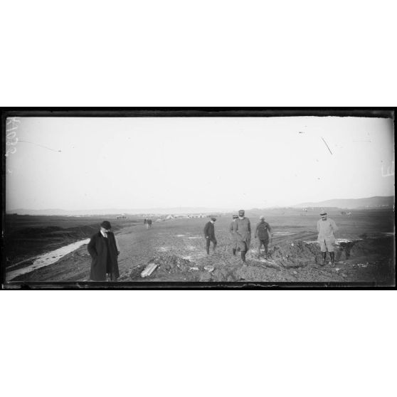 Camp de Zeitenlick. Le général Sarrail et la mission parlementaire sortent du camp. [légende d'origine]