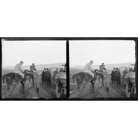 Camp de Zeitenlick. Les membres de la mission parlementaire rencontrent deux de leurs collègues mobilisés. [légende d'origine]