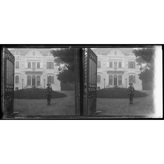 Salonique. Consulat de Turquie gardé par les troupes alliées. [légende d'origine]