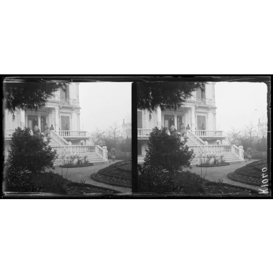 Salonique. Consulat d'Autriche gardé par les troupes alliées. [légende d'origine]