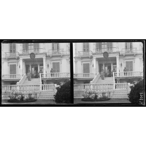 Salonique. Le Consulat d'Autriche gardé par les troupes alliées. [légende d'origine]