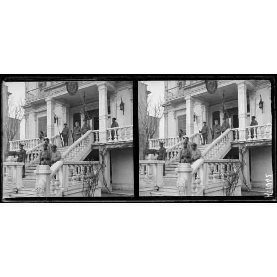 Salonique. Le Consulat d'Autriche gardé par les troupes alliées. [légende d'origine]