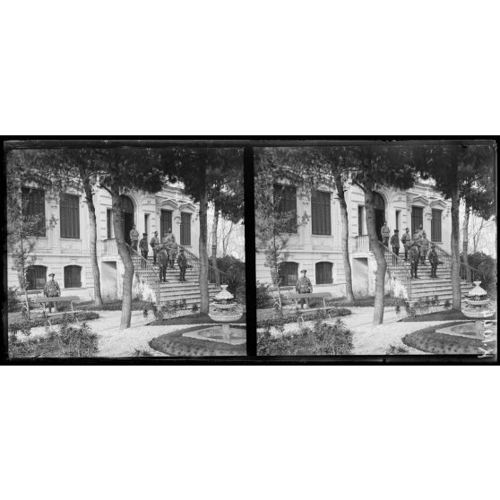 Salonique. Consulat de Bulgarie gardé par les troupes alliées. [légende d'origine]