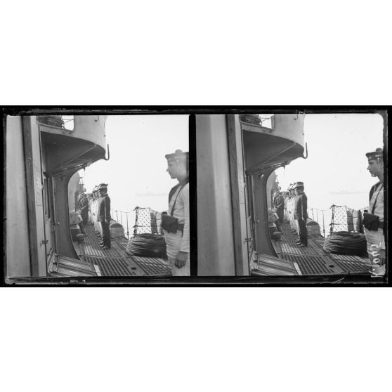 Salonique. Inspection de fin d'année à bord du torpilleur "Tirailleur". [légende d'origine]