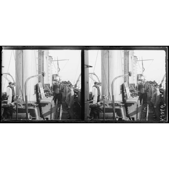 Salonique. Inspection de fin d'année à bord du torpilleur "Tirailleur". [légende d'origine]