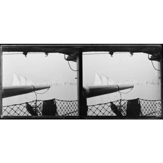 Vue de Salonique à bord du torpilleur "Tirailleur". [légende d'origine]