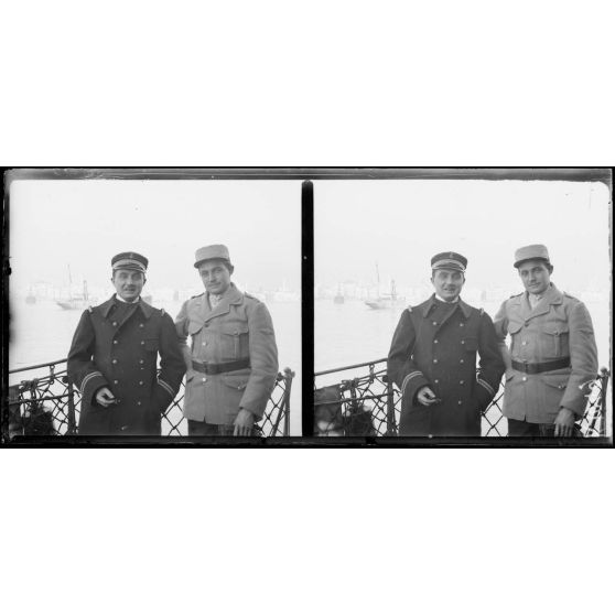 Salonique. Les deux frères Theine. L'un enseigne de vaisseau, l'autre pilote d'un avion Nieuport. [légende d'origine]