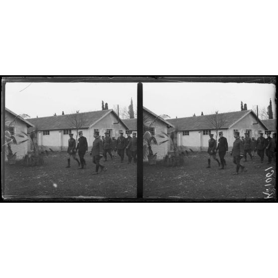 Salonique. Inauguration de l'Hôpital de Zeitenlick. Le général Sarrail et les généraux anglais. [légende d'origine]