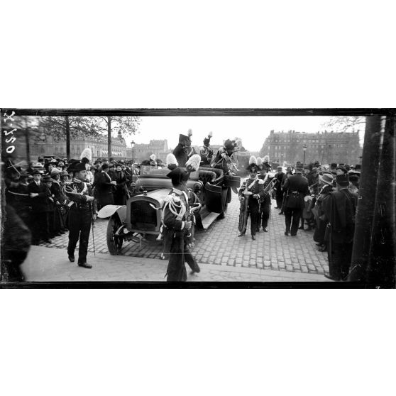 Paris. Festival donné au jardin des Tuileries par la musique des Carabiniers royaux d'Italie et la garde républicaine. Arrivée des musiciens italiens. [légende d'origine]