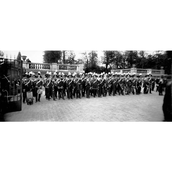 Paris. Festival donné au jardin des Tuileries par la musique des Carabiniers royaux d'Italie et la garde républicaine. La musique du régiment des carabiniers royaux d'Italie. [légende d'origine]