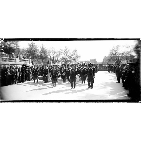 Paris. Festival donné au jardin des Tuileries par la musique des Carabiniers royaux d'Italie et la garde républicaine. Les musiciens des 2 gardes gagnent l'emplacement du concert. [légende d'origine]