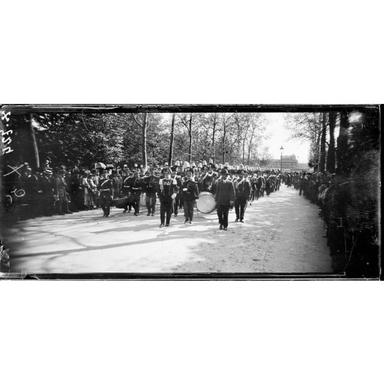 Paris. Festival donné au jardin des Tuileries par la musique des Carabiniers royaux d'Italie et la garde républicaine. Les musiciens des 2 gardes gagnent l'emplacement du concert. [légende d'origine]