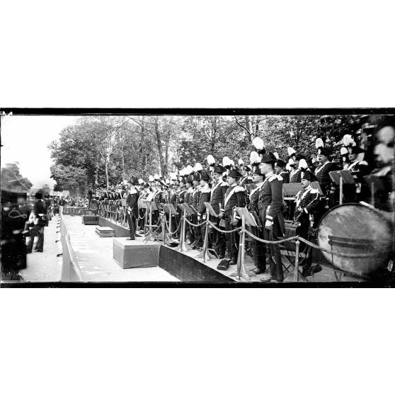 Paris. Festival donné au jardin des Tuileries par la musique des Carabiniers royaux d'Italie et la garde républicaine. Les musiques pendant le concert. [légende d'origine]
