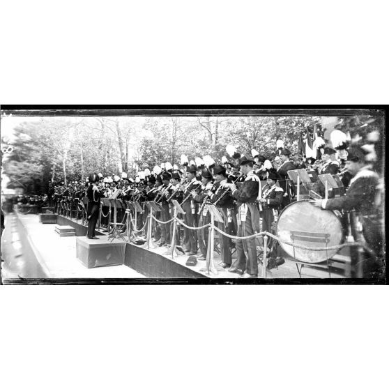 Paris. Festival donné au jardin des Tuileries par la musique des Carabiniers royaux d'Italie et la garde républicaine. Les musiques pendant le concert. [légende d'origine]