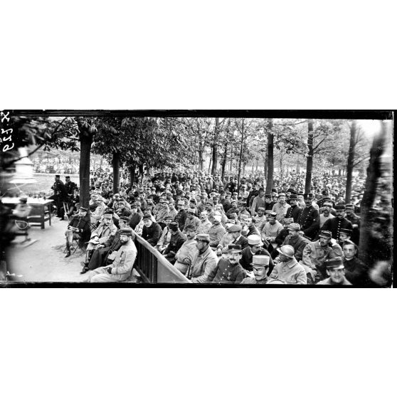 Paris. Festival donné au jardin des Tuileries par la musique des Carabiniers royaux d'Italie et la garde républicaine. Blessés et mutilés assistant au concert. [légende d'origine]