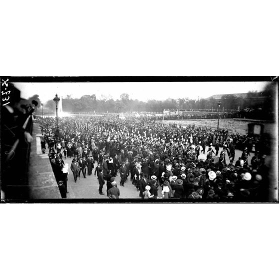 Paris. Festival donné au jardin des Tuileries par la musique des Carabiniers royaux d'Italie et la garde républicaine. Après le concert, défilé des 2 gardes dans le jardin des Tuileries. [légende d'origine]