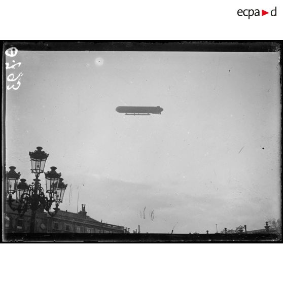 Dirigeable français évoluant sur Paris. [légende d'origine]