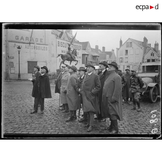 Mission de journalistes neutres à Reims devant la cathédrale. [légende d'origine]