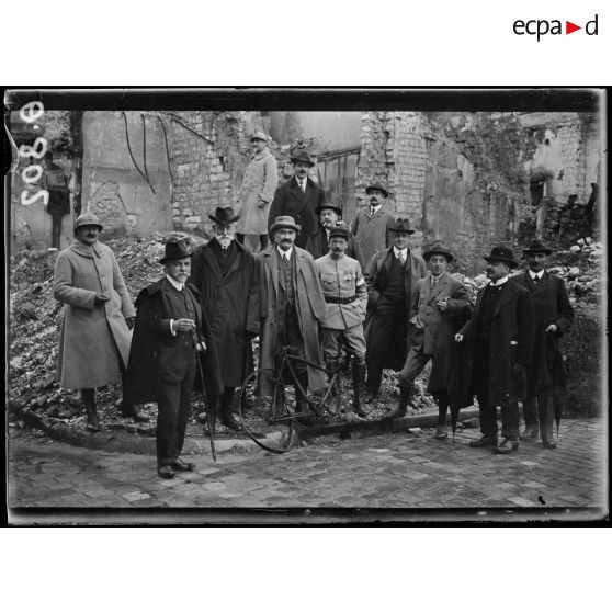 Mission de journalistes neutres à Reims dans les ruines. [légende d'origine]