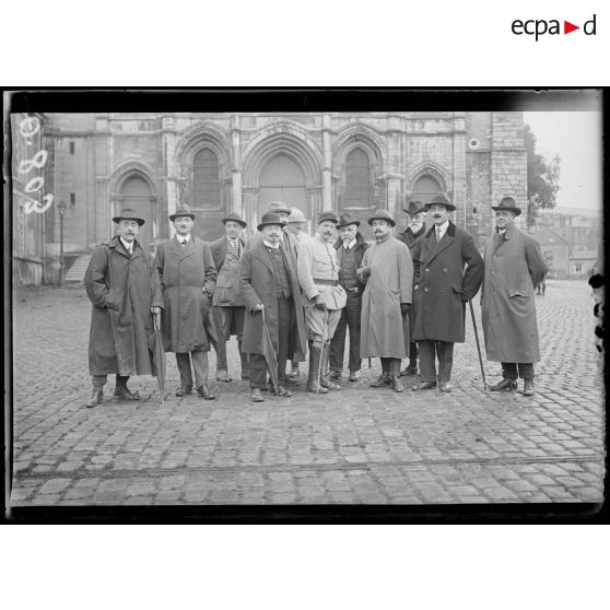 Mission de journalistes neutres à Reims devant l'église Saint Rémi. [légende d'origine]