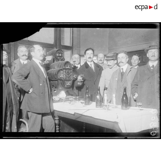 Mission de journalistes neutres à Reims dans les bureaux des caves Pommery. [légende d'origine]