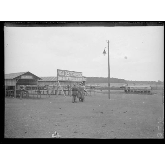Villers-Cotterêts (Aisne), gare régulatrice des permissionnaires. [légende d'origine]