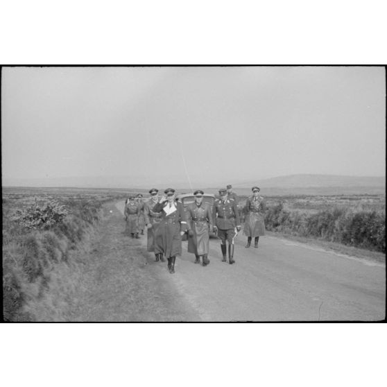 Dans les monts d'Arrée, le général (General der Flieger) Kurt Student inpecte des parachutistes de la 3.Fallschirmjäger.Division lors de manœuvres.