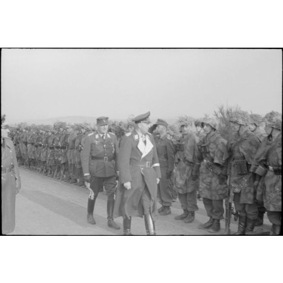 Dans les monts d'Arrée, le général (General der Flieger) Kurt Student inpecte des parachutistes de la 3.Fallschirmjäger.Division lors de manœuvres.
