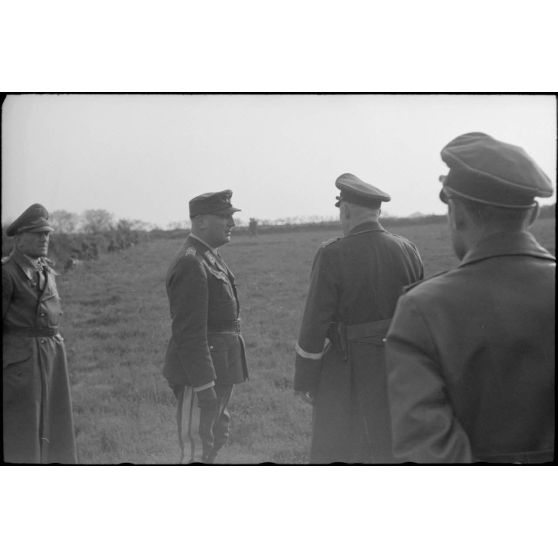 Le général (General der Flieger) Kurt Student lors d'une inspection dans les monts d'Arrée.